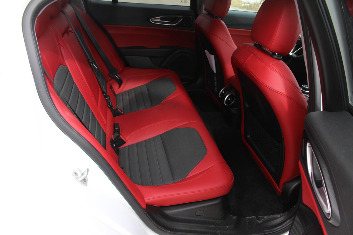 Alfa Romeo Giulia wnętrze 