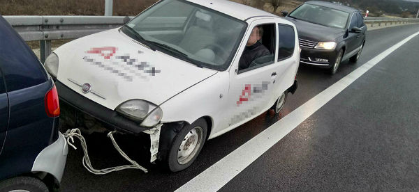 Fiat na feldze na lince od snopowiązałki &#8211; tak się holuje pod Gorzowem