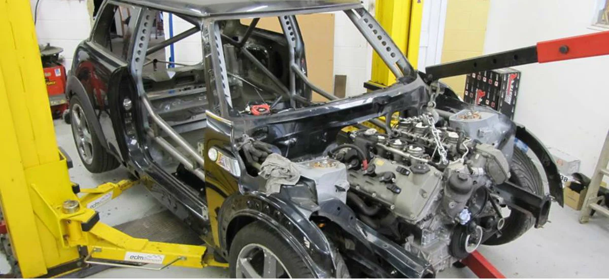 Poznajcie Vini, czyli Mini z silnikiem V8. To się dzieje naprawdę
