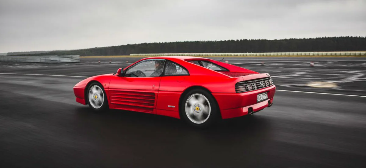 Polacy odrestaurowali klasyczne Ferrari 348. Jest piękne