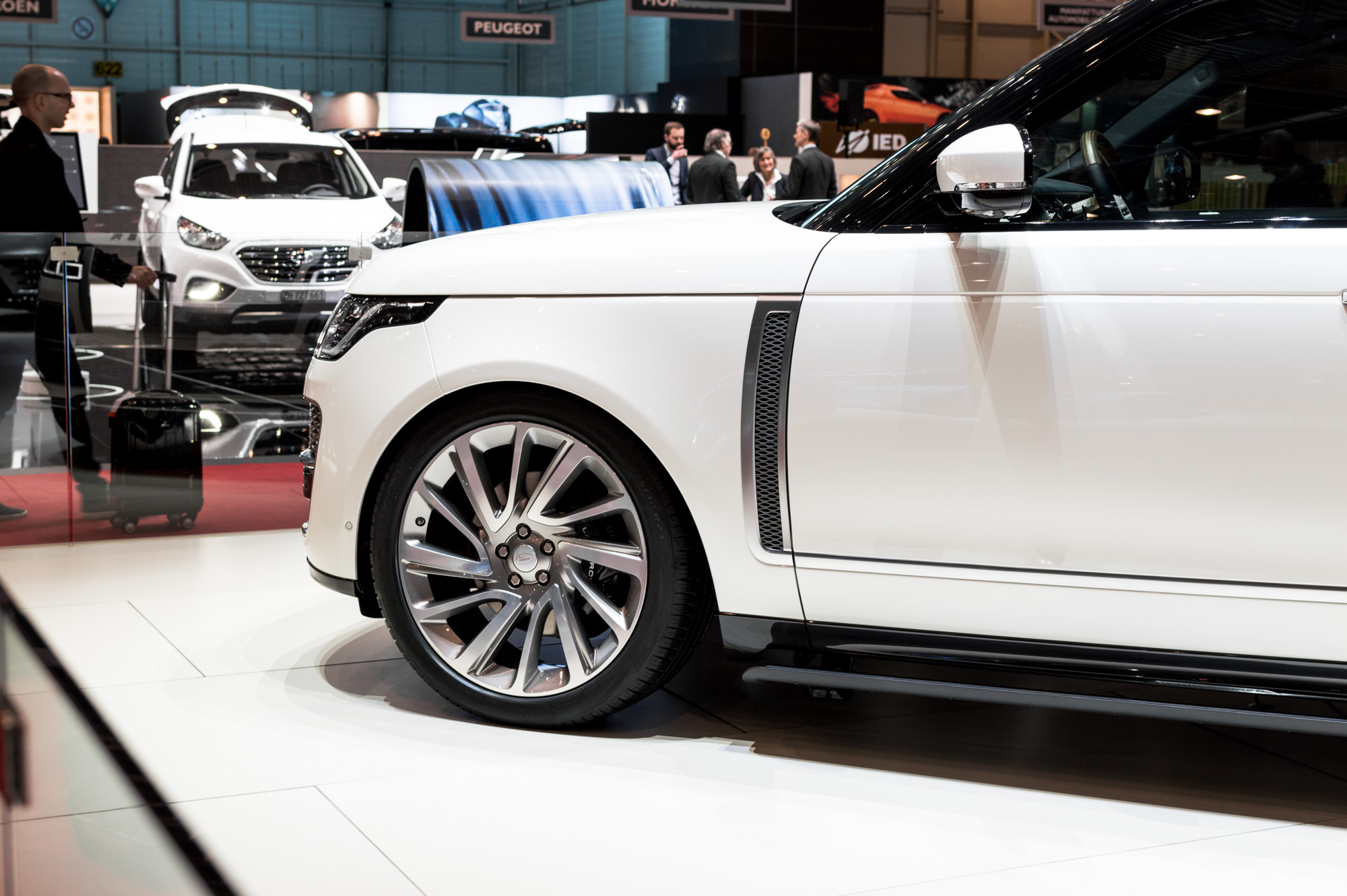 Samochody bez sensu są najciekawsze, czyli Range Rover SV