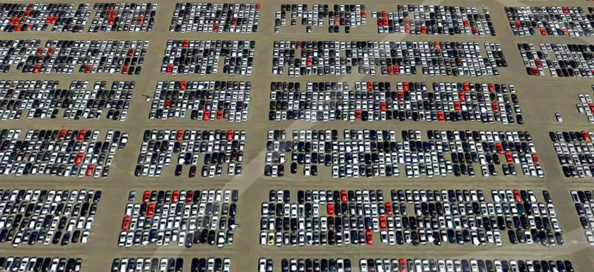Wielki cmentarz prawie nowych Volkswagenów i Audi