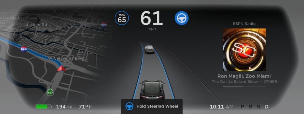 Tesla ręce na kierownicy 