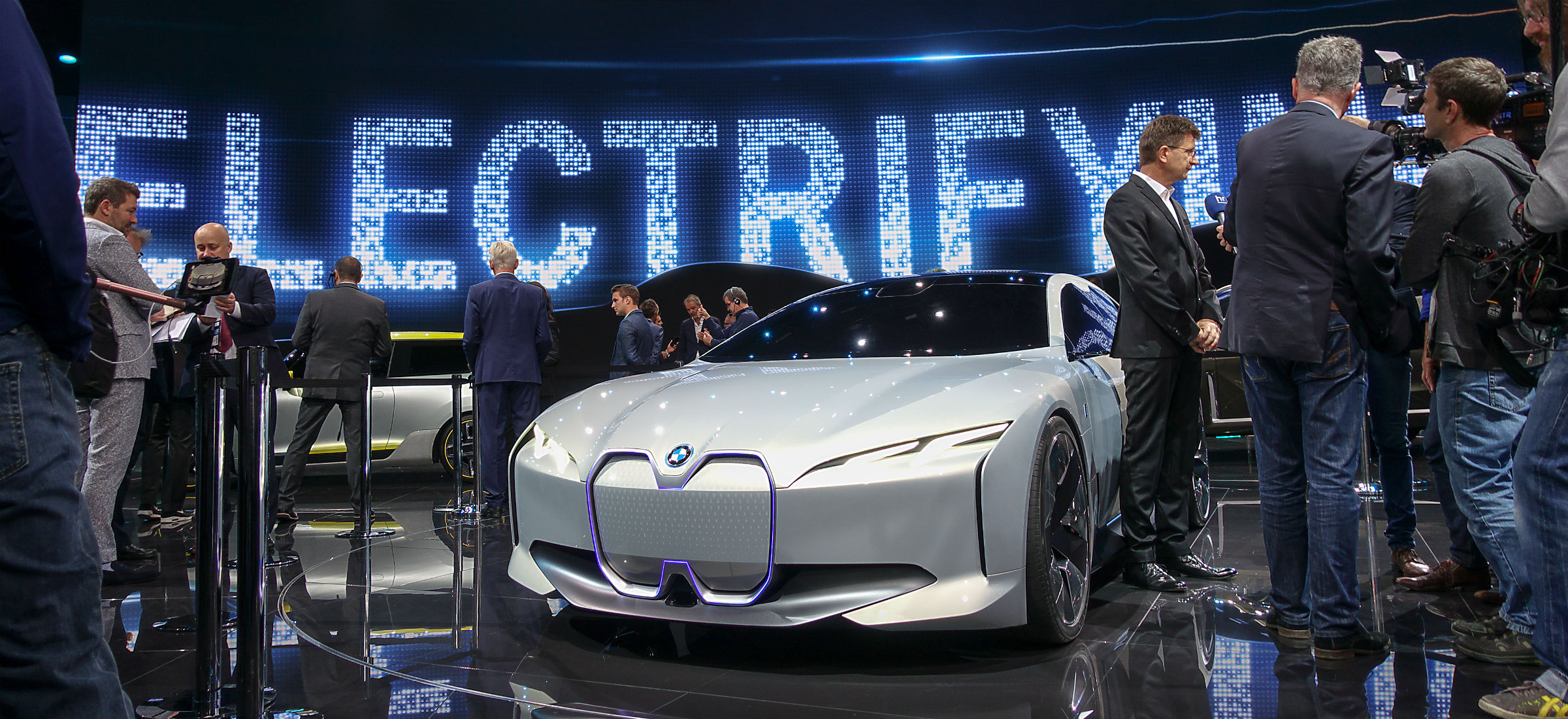Targi motoryzacyjne to przeżytek, auta pokazuje się na targach elektroniki