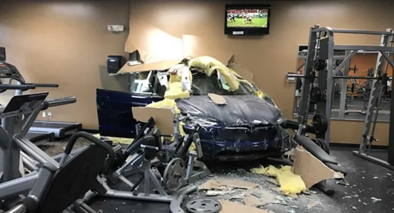 Tesla Model X wypadek 