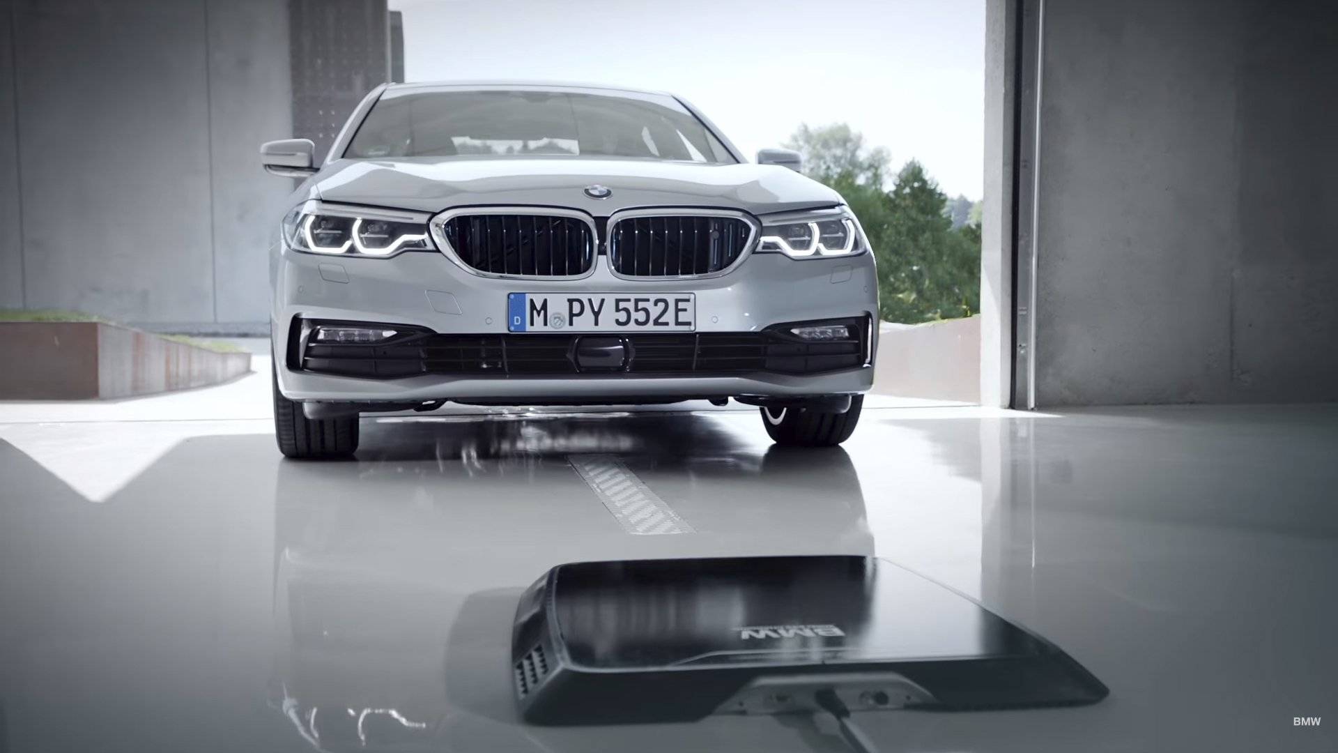 BMW-530e-ladowanie-bezprzewodowe