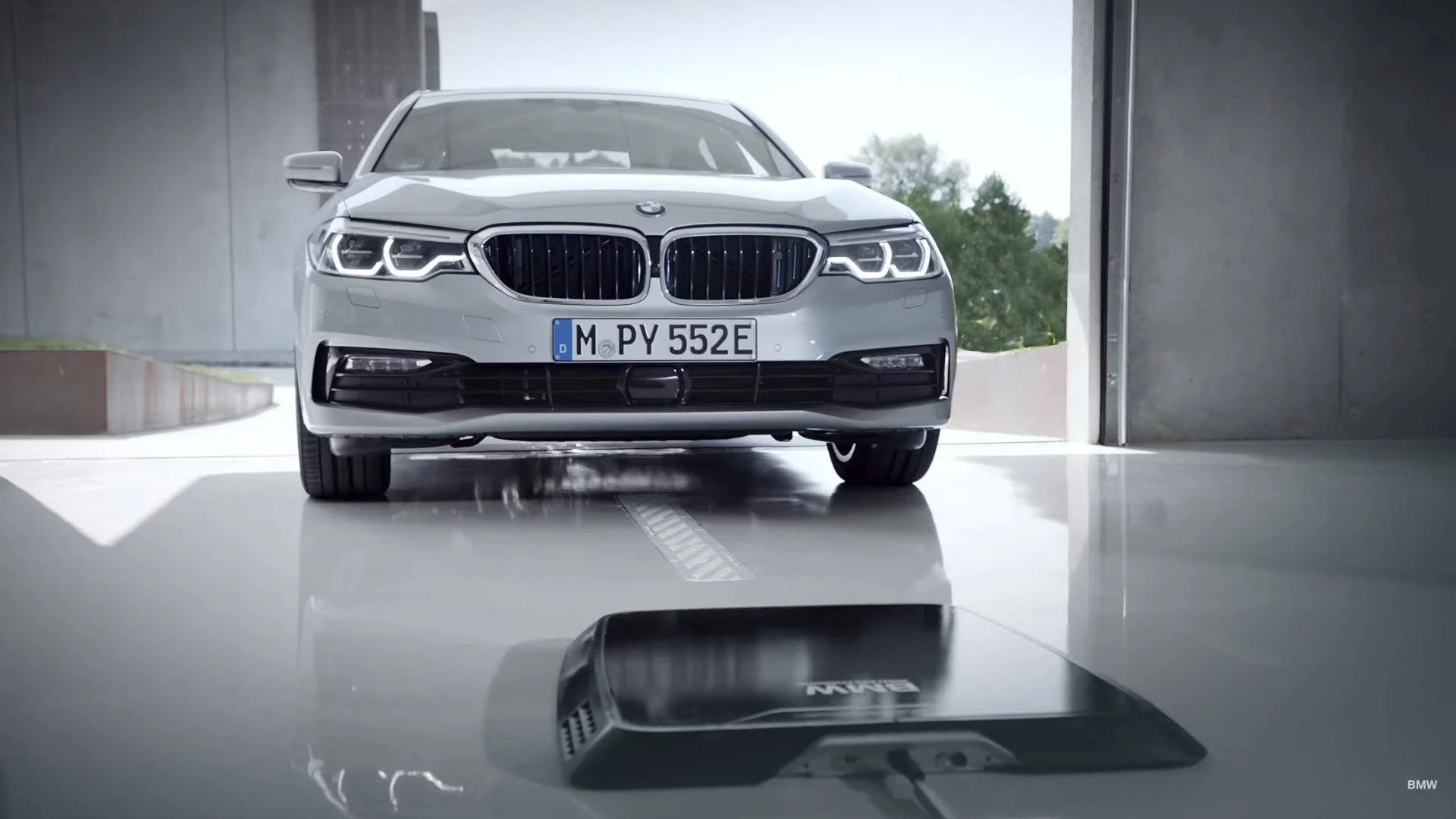 BMW-530e-ladowanie-bezprzewodowe 