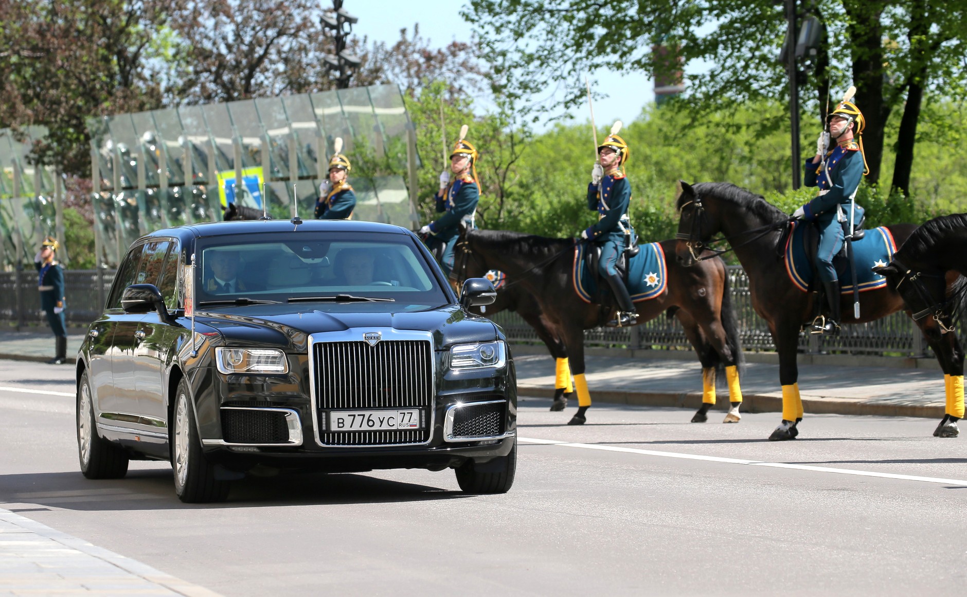 limuzyna-putin-aurus-2