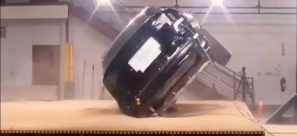 Trudno jest wywrócić Teslę Model X na dach. A może w ogóle się nie da?