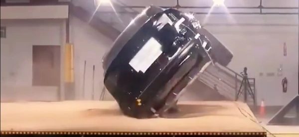 Trudno jest wywrócić Teslę Model X na dach. A może w ogóle się nie da?