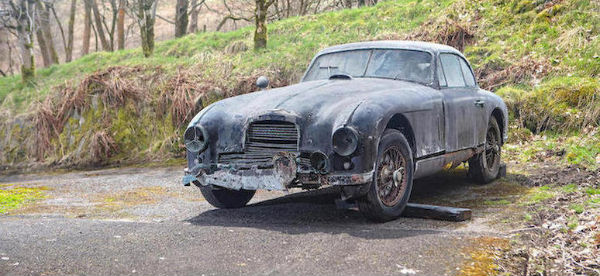 Lubisz znaleziska ze stodoły? Ten zardzewiały Aston Martin wygląda „olśniewająco”