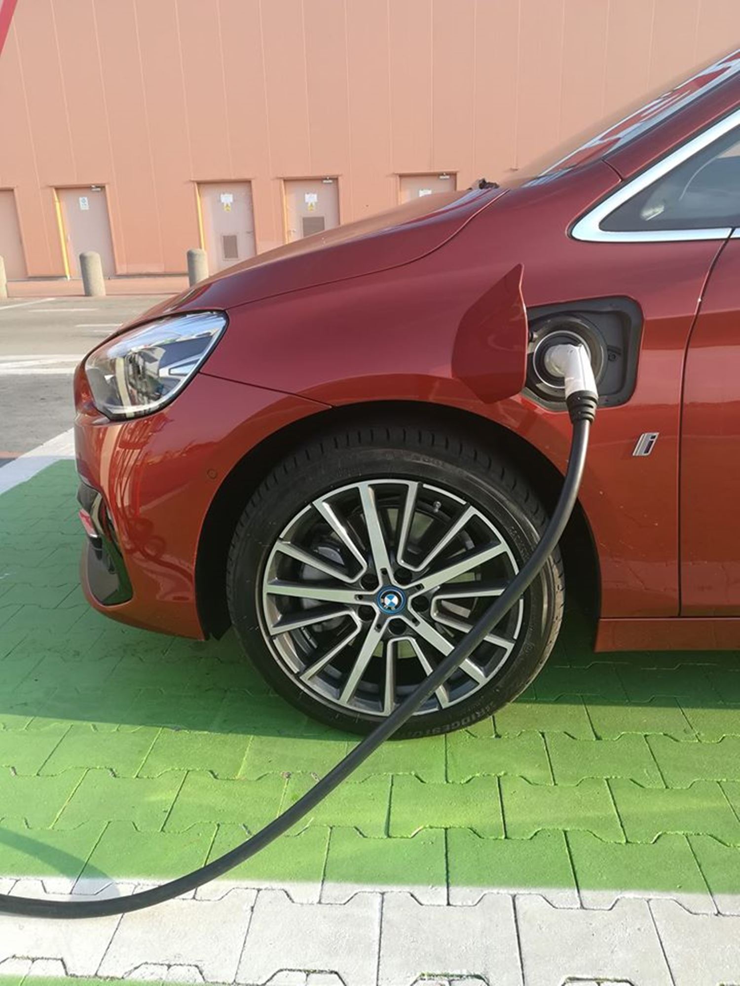 BMW 225xe Active Tourer ładowanie
