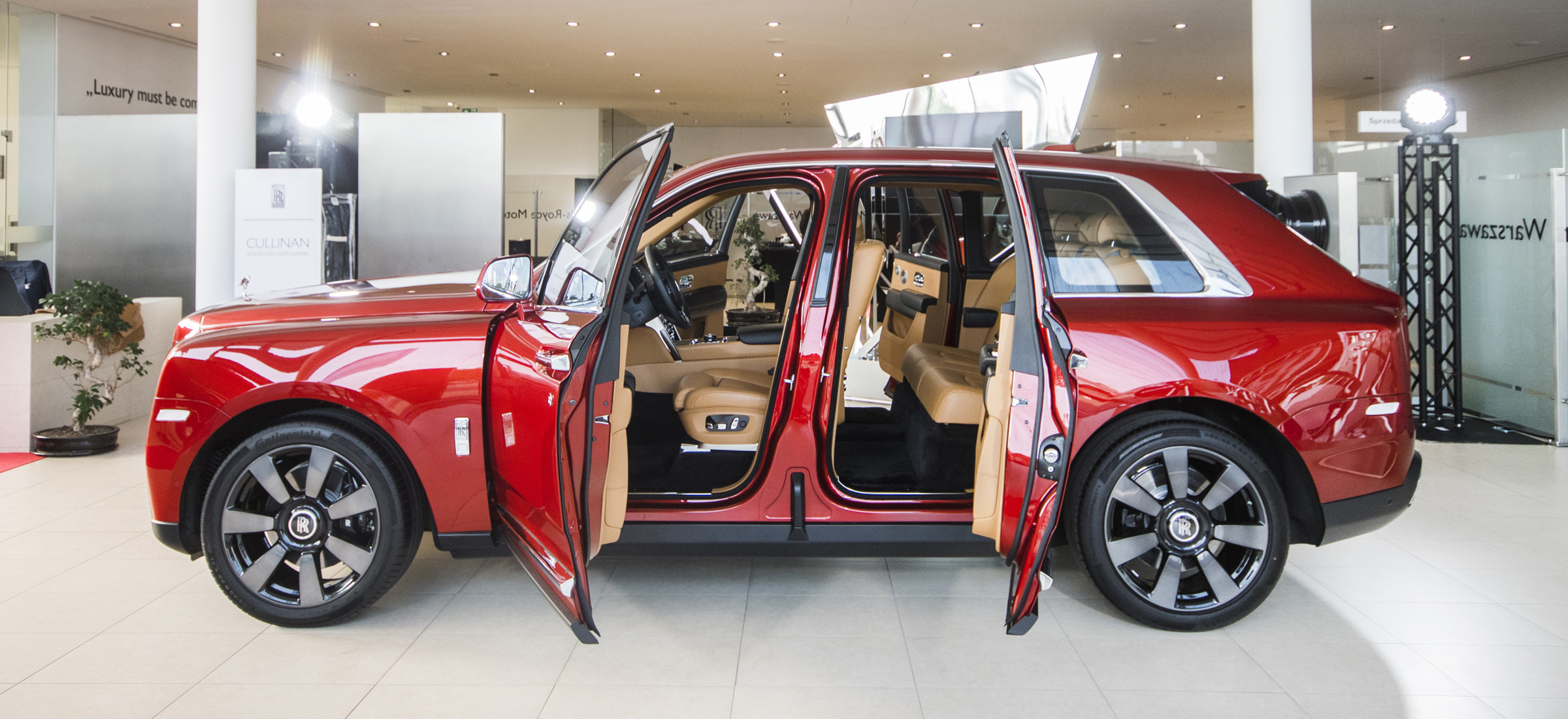 Rolls-Royce Cullinan zadebiutował w Polsce. Widzieliśmy go z bliska. Jest niesamowity
