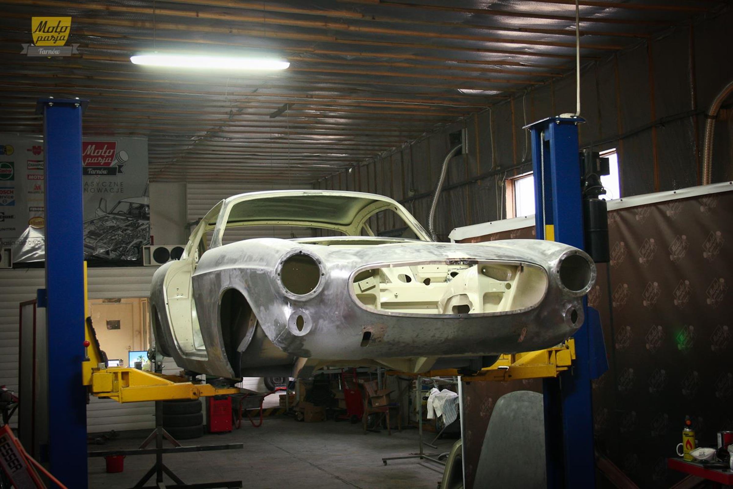 Od niejeżdżącego złomu po pięknego klasyka. Renowacja Volvo P1800 na zdjęciach