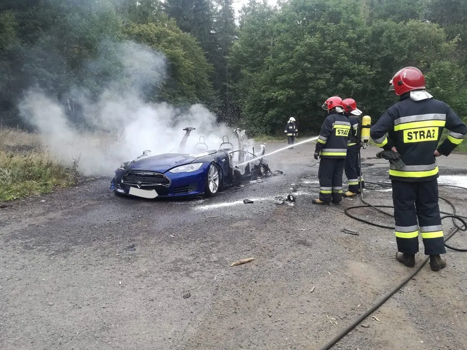 tesla spłonęła w polsce 