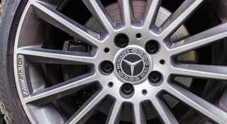 Ten Mercedes miał zniknąć, ale robi się niezły gulasz