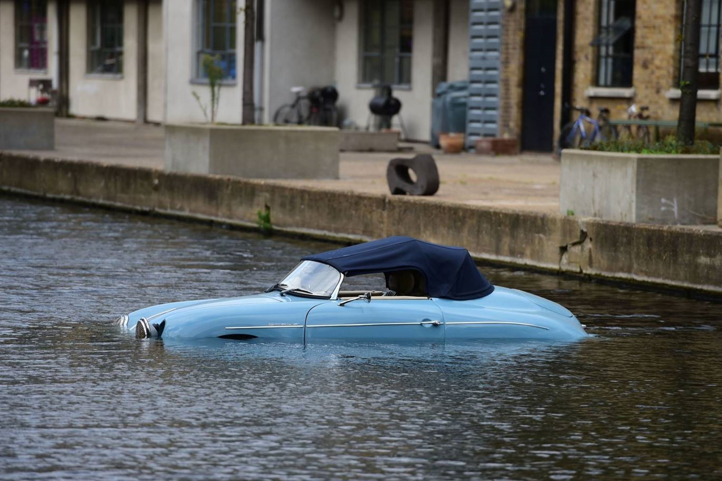 Porsche 356 Speedster Replica w wodzie