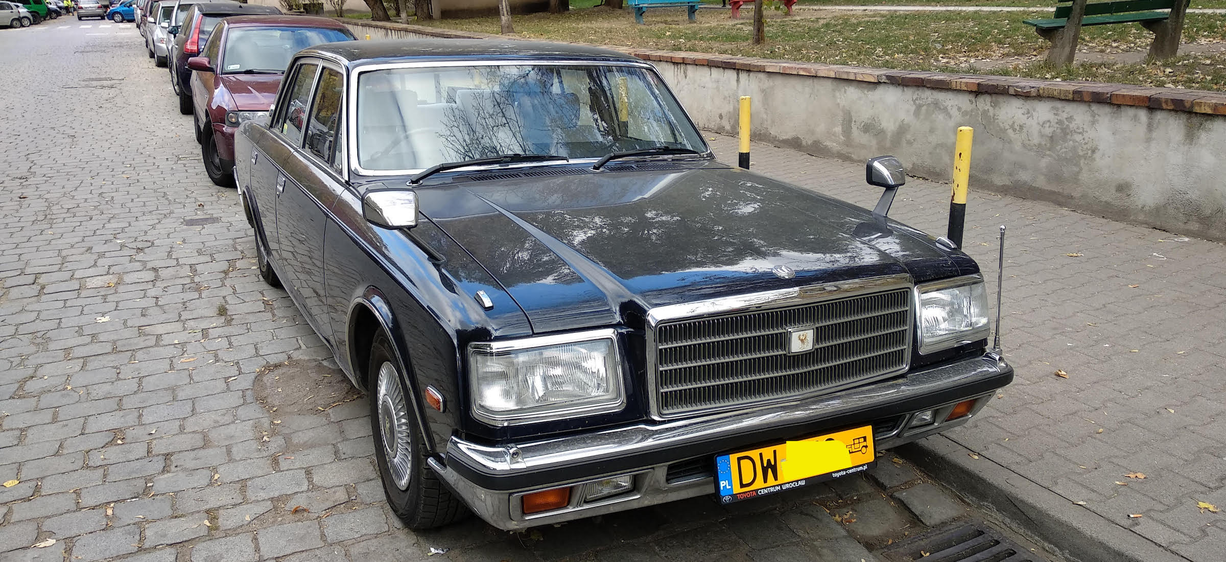Najbardziej luksusowy japoński samochód wszech czasów parkuje sobie we Wrocławiu