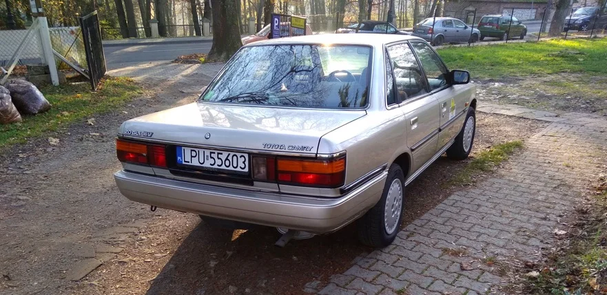 toyota camry na sprzedaż