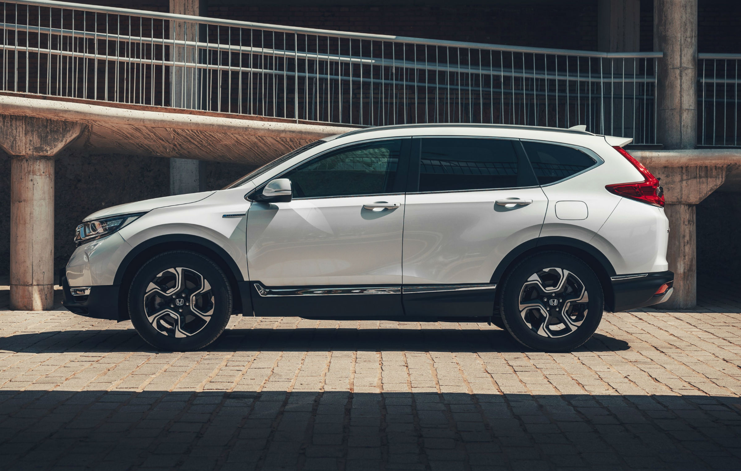 Honda CR-V hybrid cena 