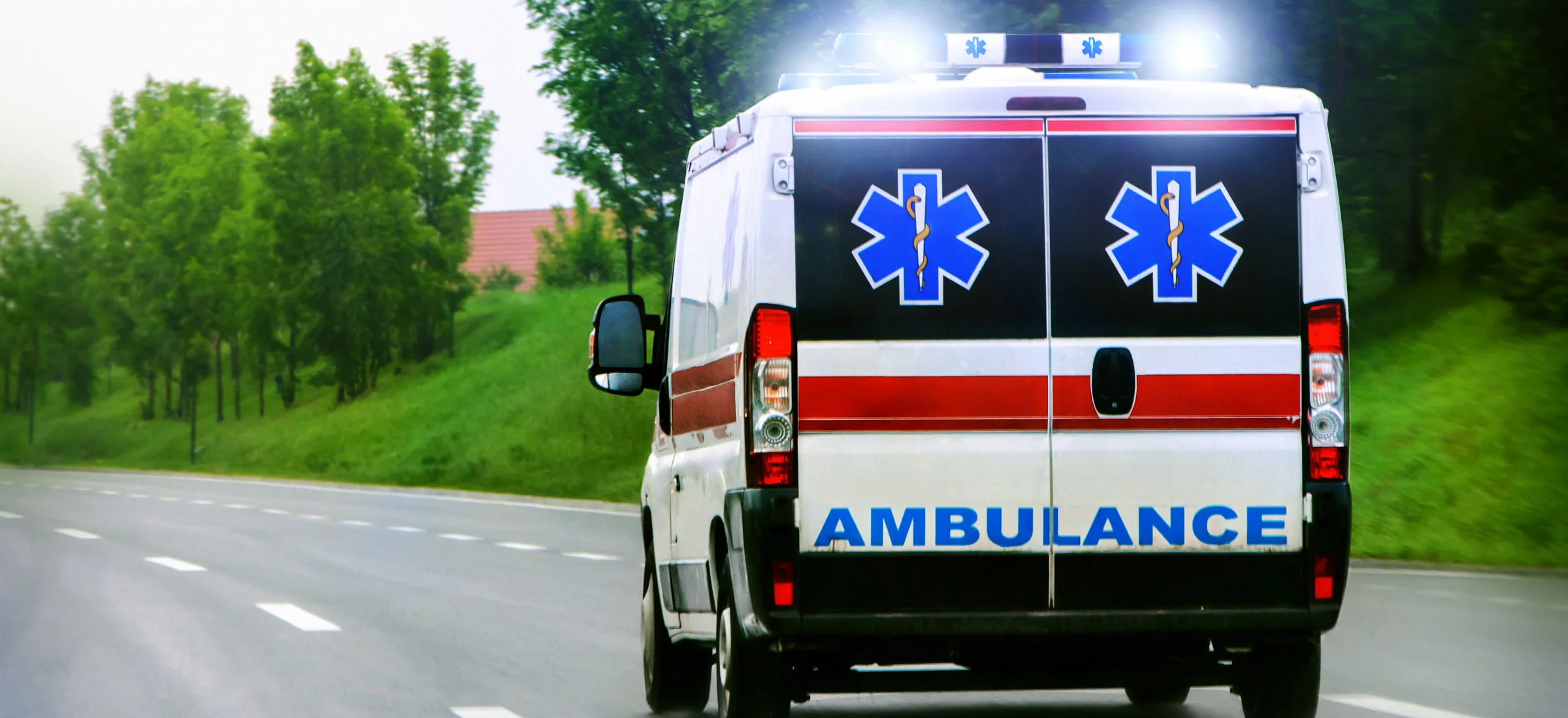 spotkanie dwóch pojazdów uprzywilejowanych