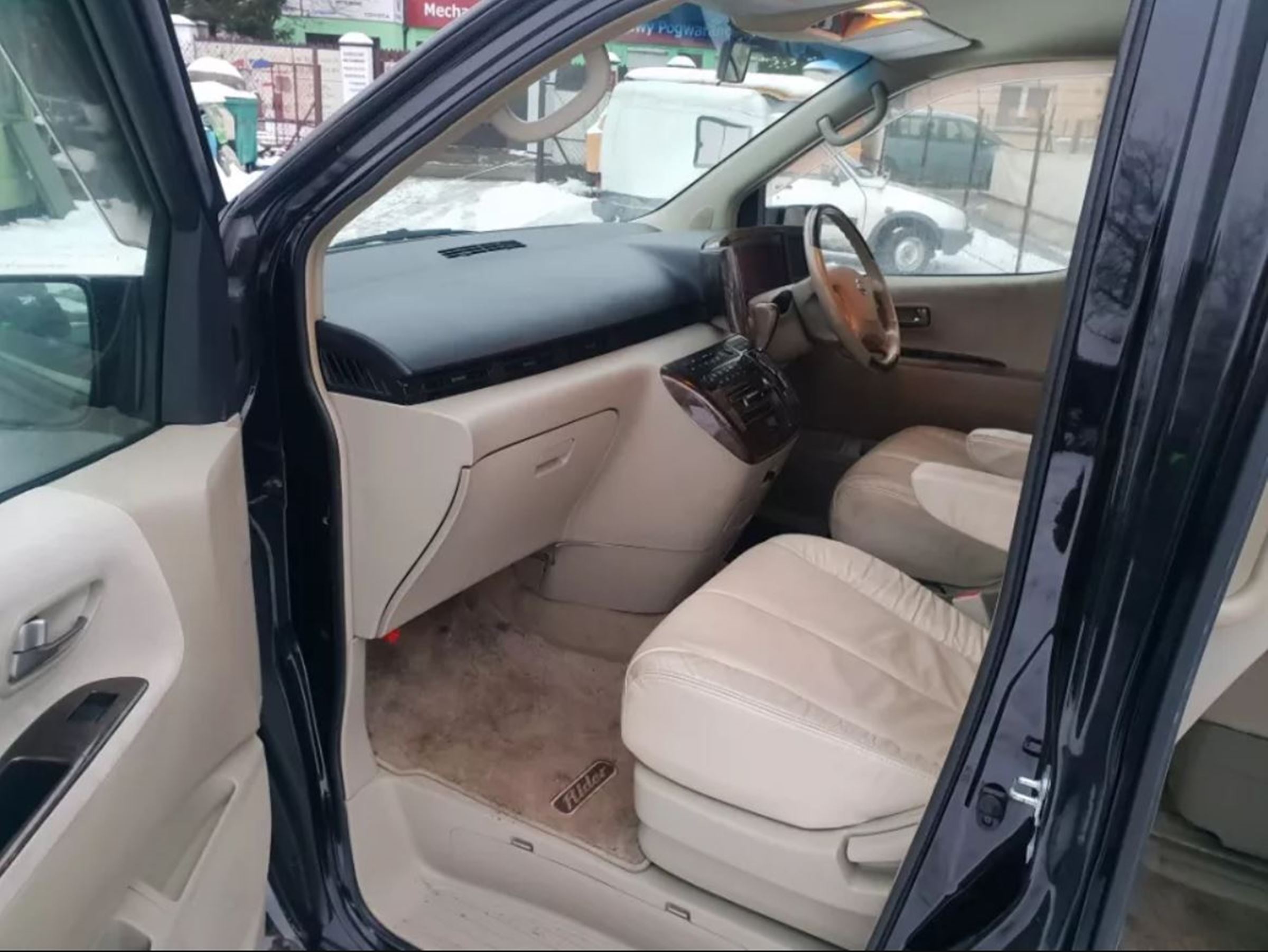 Nissan Elgrand Polska