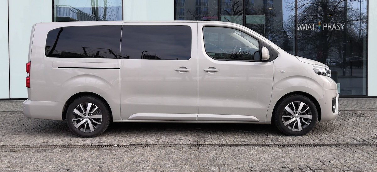 Woziłem VIP-ów Toyotą PROACE Verso. Nie sądziłem, że to takie trudne