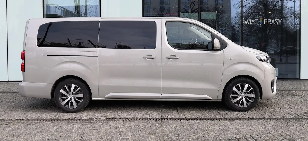Woziłem VIP-ów Toyotą PROACE Verso. Nie sądziłem, że to takie trudne