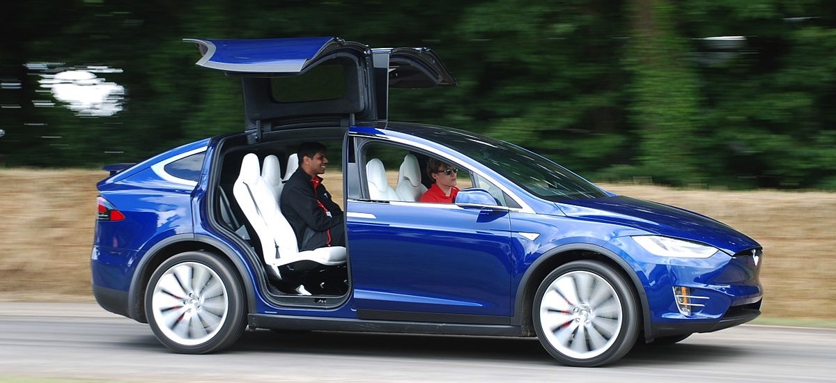tesla sprzedaż w salonach