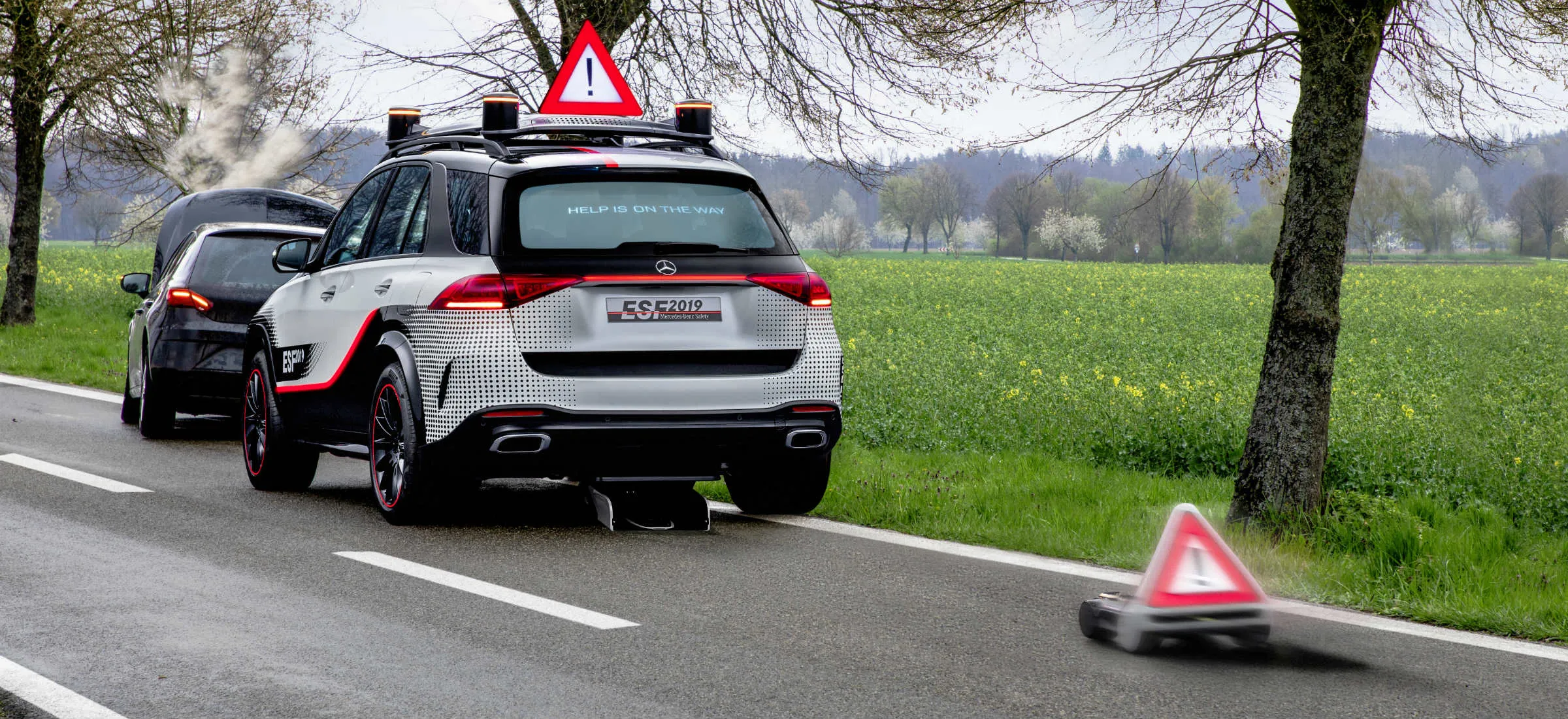 Mercedes ESF - z robo-trójkątem bezpieczeństwa i odsuwaną kierownicą