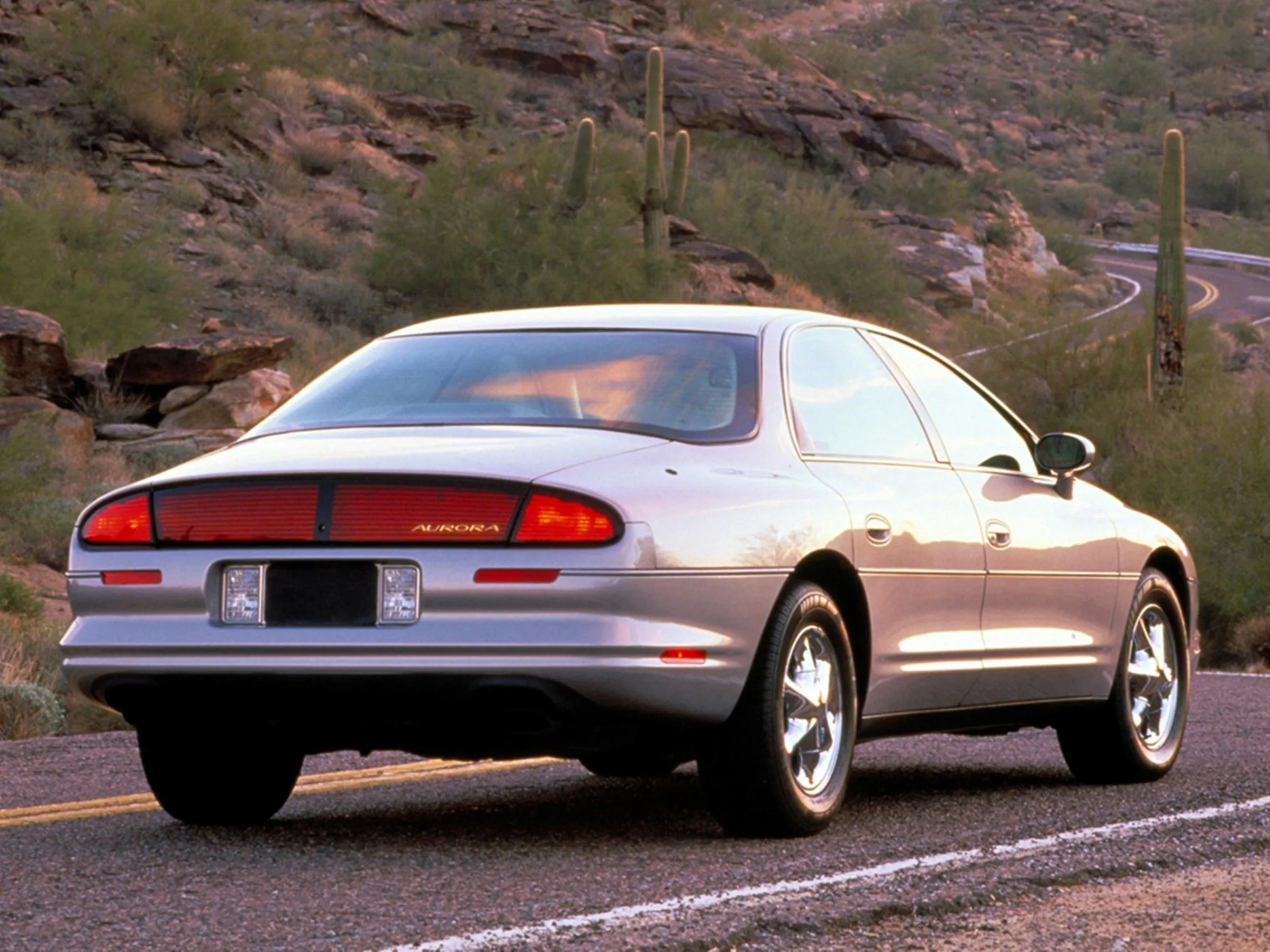 Oldsmobile Aurora historia 