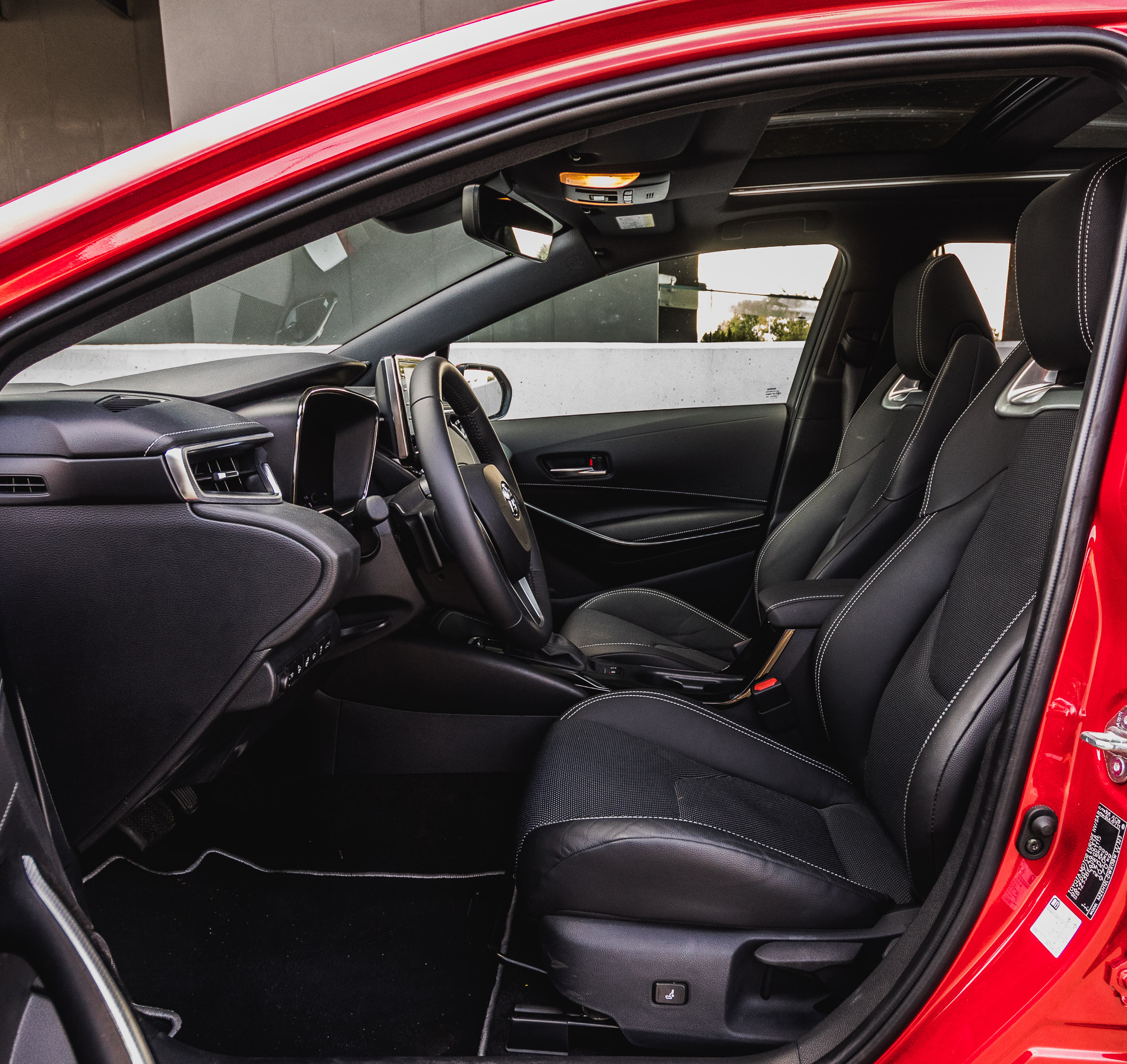 toyota-corolla-2-0-hybrid-test-2019-20 