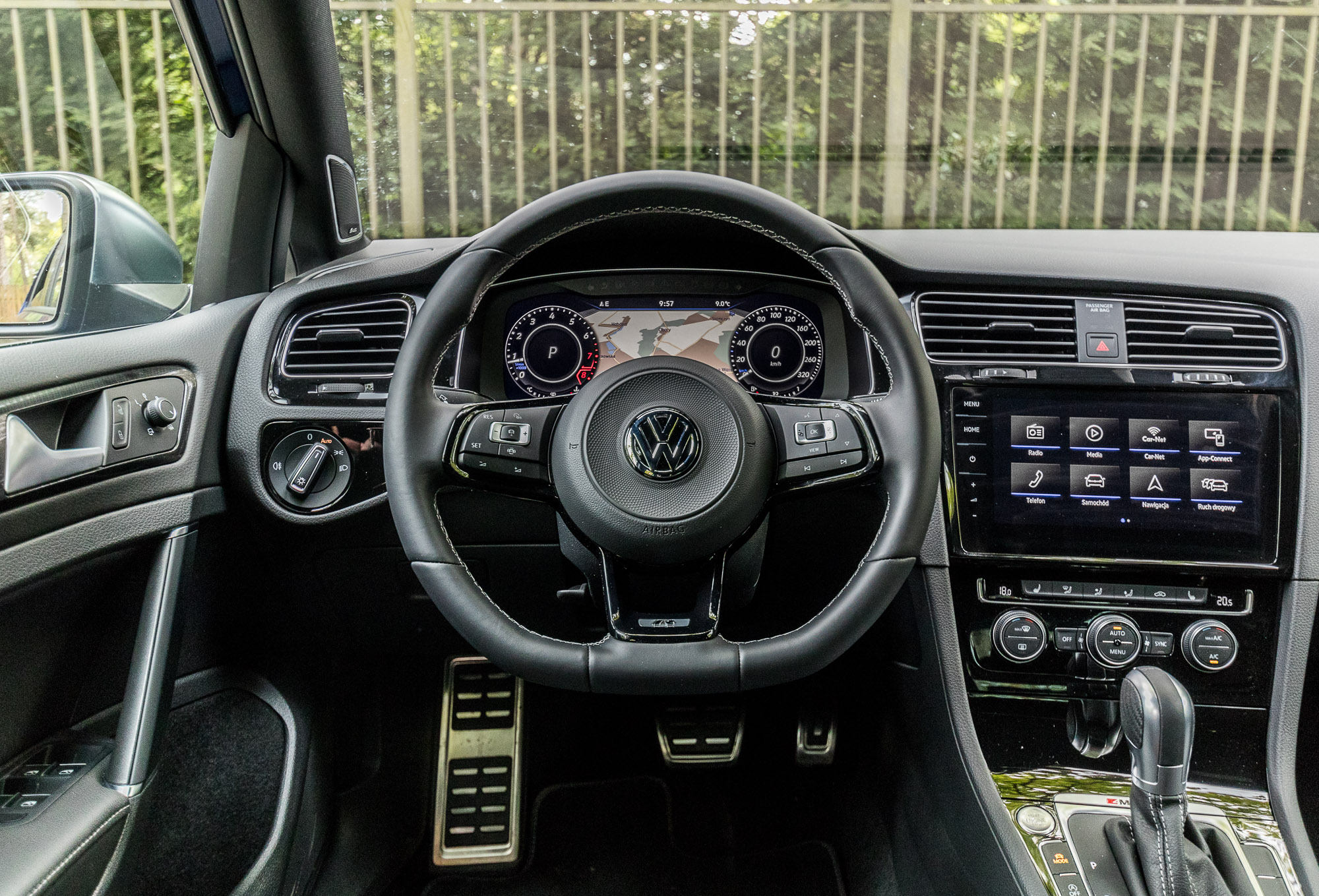 Volkswagen Golf R wnętrze 