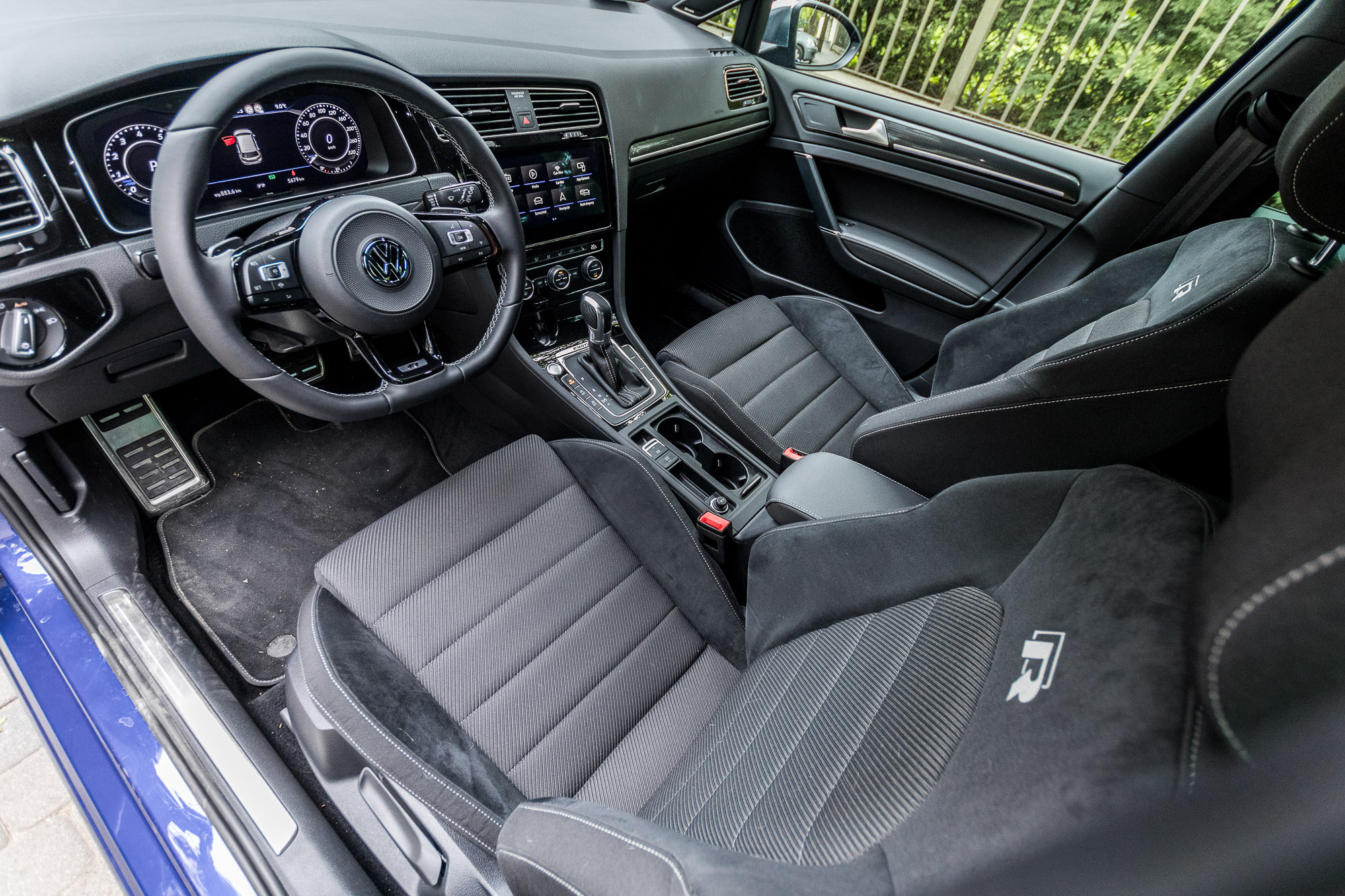 Volkswagen Golf R wnętrze 