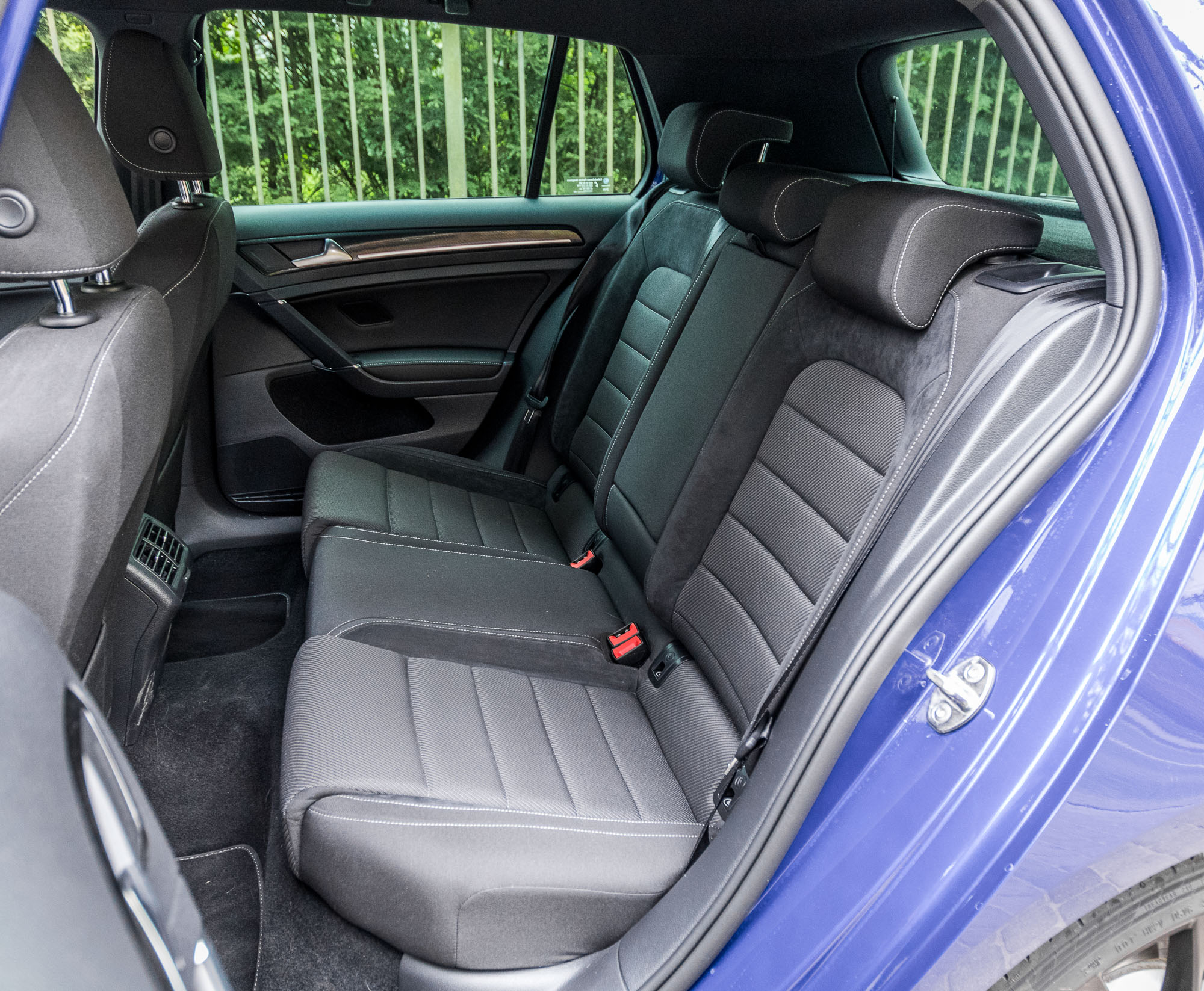 Volkswagen Golf R wnętrze 