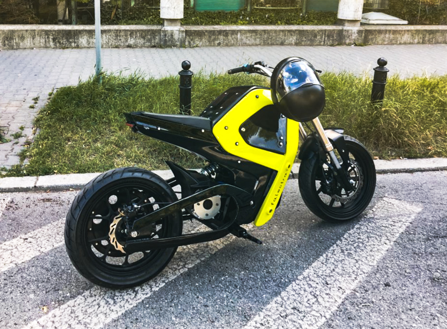Parkowanie motocykla przy stojaku rowerowym: można czy nie? To zależy