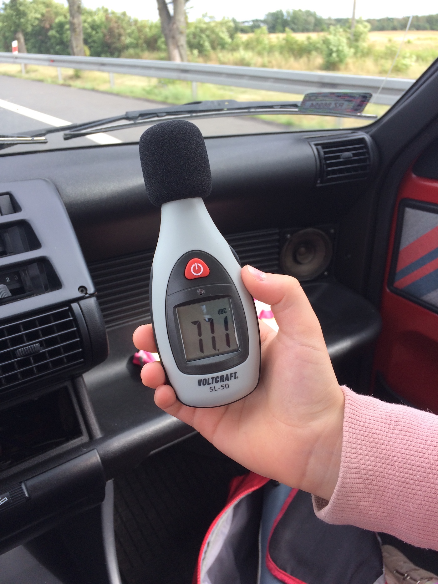 najcichszy samochód 100 km/h 