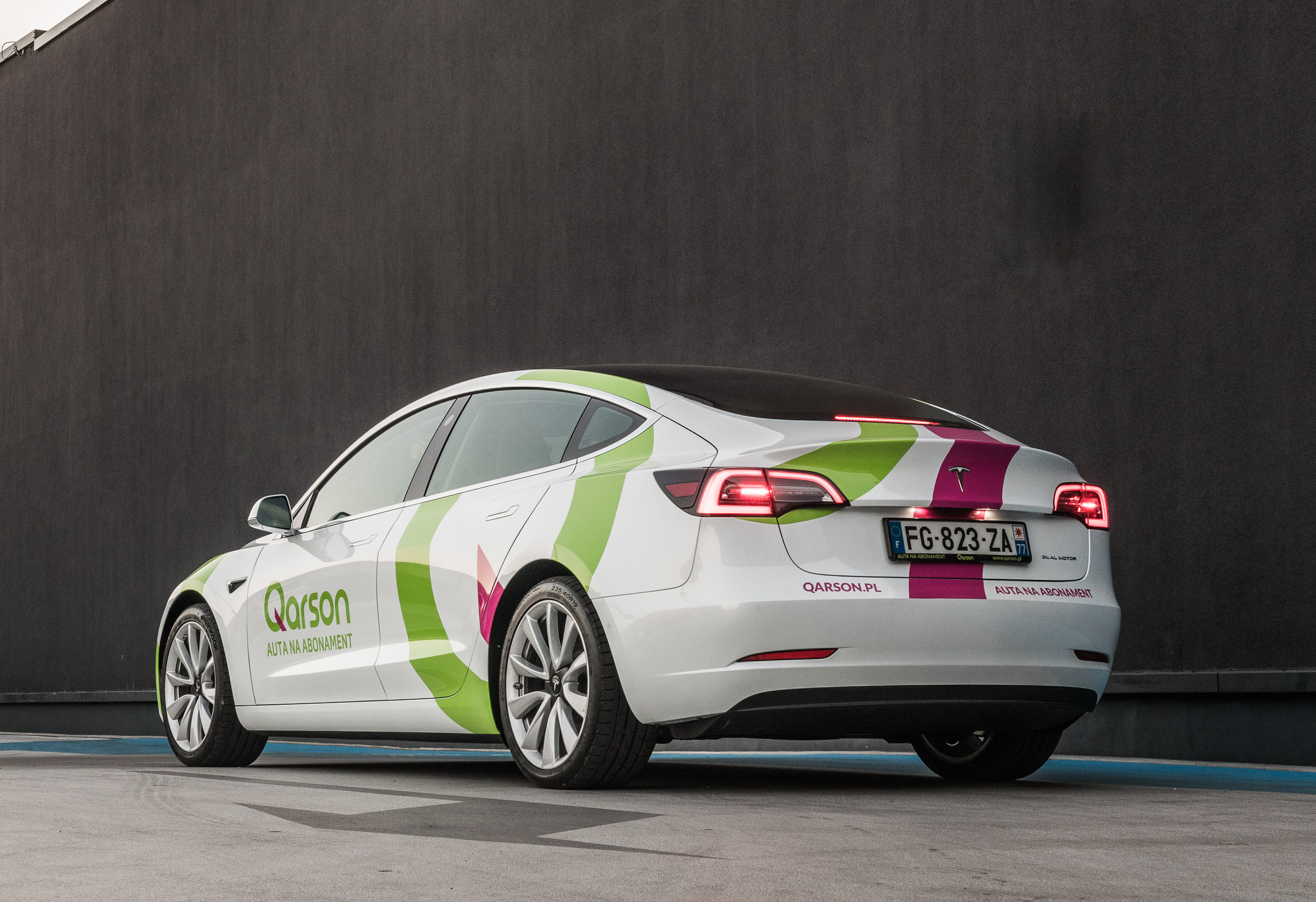 Tesla Model 3 wyposażenie 