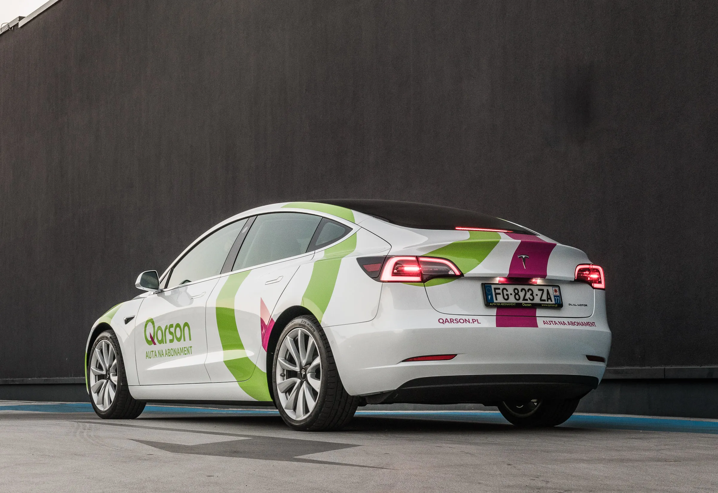 Tesla Model 3 wyposażenie 