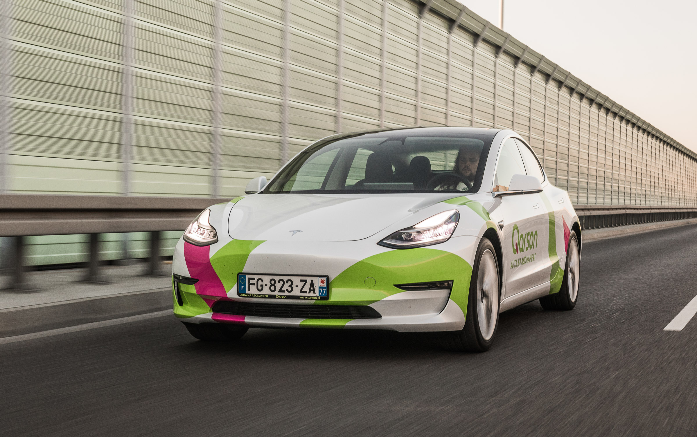 Tesla Model 3 wyposażenie 
