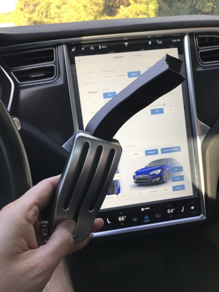 Tesla złamany pedał gazu 