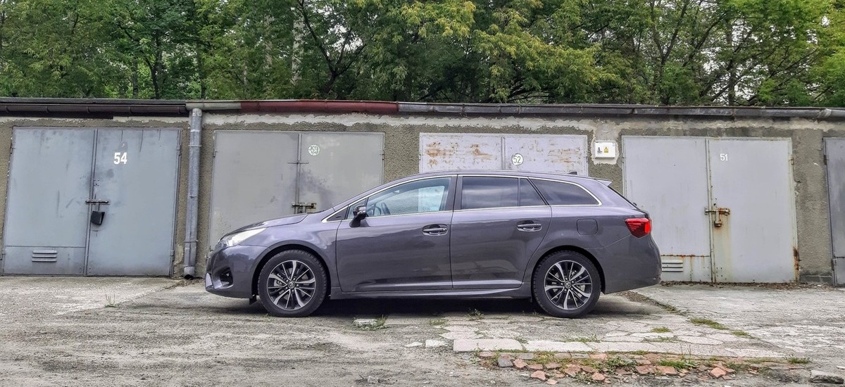 używana Toyota Avensis