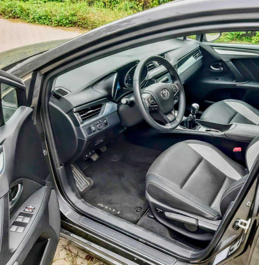 używana Toyota Avensis 