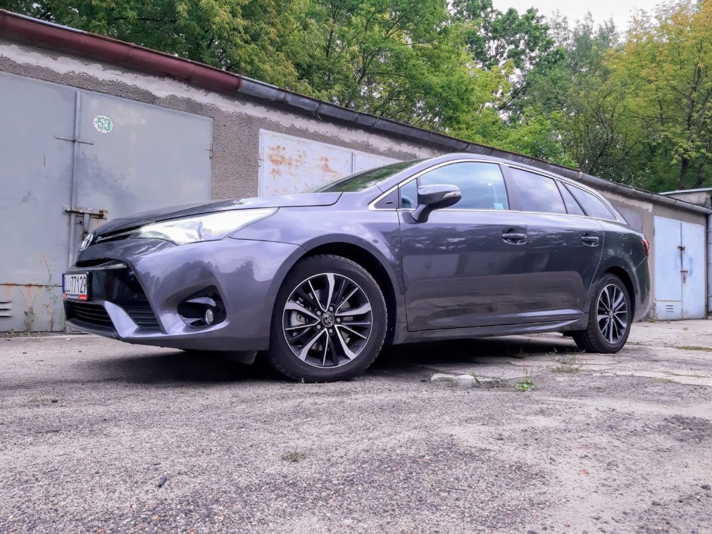 używana Toyota Avensis 