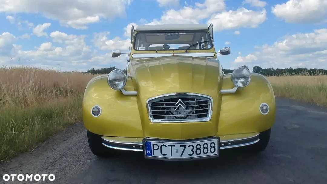 Ten Citroen 2CV ma dolne okienka w drzwiach. Tego jeszcze nie było