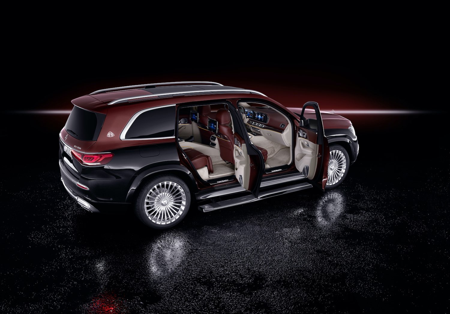 802 400 zł – to cena bazowa, najnowszego modelu Mercedes-Maybach GLS. Ale żeby naprawdę zachwycał, trzeba wydać jeszcze z pół miliona Nigdy nie kupowałem czegoś podobnego, więc nie do końca mam świadomość jakie oczekiwania ma człowiek, który kładzie blisko milion złotych na auto. Ale wydaje mi się, że całkiem spore i chciałby mieć na pokładzie wszystko co najlepsze, szczególnie, że pewnie kwestia pieniędzy jest dla niego drugo-, albo jeszcze dalszo-rzędna. Za 802 400 zł niby dostajesz wszystko, czego potrzebujesz i jeszcze trochę więcej Oczywiście w cenie jest czterolitrowe V8 o mocy 557 KM z dodatkowym 22-konnym wsparciem elektryki. Jest sprint do setki w 4,9 s. co w przypadku ważącego 2,8 klocka wcale nie musi być oczywiste. Lista wyposażenia standardowego jest oczywiście superdługa Ma dokładnie 100 punktów i obejmuje takie elementy jak klimatyzowane fotele z tyłu, pakiet wyciszenia wnętrza, wielokonturowe fotele z funkcją masażu, tablet MBUX z tyłu, uchwyty na napoje z funkcją podgrzewania i chłodzenia, czy system domykania drzwi. Bo skórzane tapicerki, wszystkie możliwe asystenty, pneumatyczne zawieszenie, MBUX z rozszerzoną rzeczywistością do oczywistości. Jednak wciąż można coś dołożyć, np. lakier za stówkę Nie trzeba, bo można wziąć bez dopłaty jakiś metalik, albo za 1694 zł dołożyć biały lakier. Ale można też wydać 98 796 zł na dwukolorowe malowanie w jednej z 7 dostępnych konfiguracji. Można wyjechać z salonu na 22-calowych obręczach z lekkich stopów, ale jeszcze lepiej będzie wyjechać na 23-calowych za 33 873 zł. Można mieć we wnętrzu czarną nappę bez dopłaty, ale czemu nie wybrać kryształowej bieli z palety designu za 76 214 zł? Na pewno warto, szczególnie, że jest dostępna w zestawie z pakietem skórzanym designu za 70 568 zł i pakietem skórzanym designu exclusive za kolejne 33 873 zł, czyli w sumie mamy tapicereczkę za 180 tys. zł. Elementy wykończenia brązowego drewna lipowego za 3 246 zł nie są godne nawet wspominania. Można zostawić system nagłośnienia Burmester, ale można też wydać 22 864 zł na zestaw Burmester® high-end 3D surround. A zawieszenie pneumatyczne wymienić na inteligentny zestaw E-ACTIVE BODY CONTROL, dzięki któremu Maybachem można huśtać prawie jak jakimś lowriderem. Do tego jeszcze parę drobiazgów, typu dwa indywidualne fotele w drugim rzędzie za 21 171 zł, składane stoliki za 10 162 zł, lodówkę na szampana za 6 210 zł i uchwyty na kieliszki za 4 516 zł. Dorzucając takie oczywistości jak ogrzewanie postojowe za prawie 7 tysięcy, hak holowniczy za 5,5 i asystenta manewrowania z przyczepą za 2 oraz szereg drobiazgów w cenach poniżej 5 tys. zł można dobić do prawie 1 300 000 zł. Taki Maybach zużywa średnio 20 litrów paliwa na 100 km i emituje 304 gramy CO2 na kilometr. Widocznie właścicieli takich aut stać na niemartwienie się o środowisko. 
