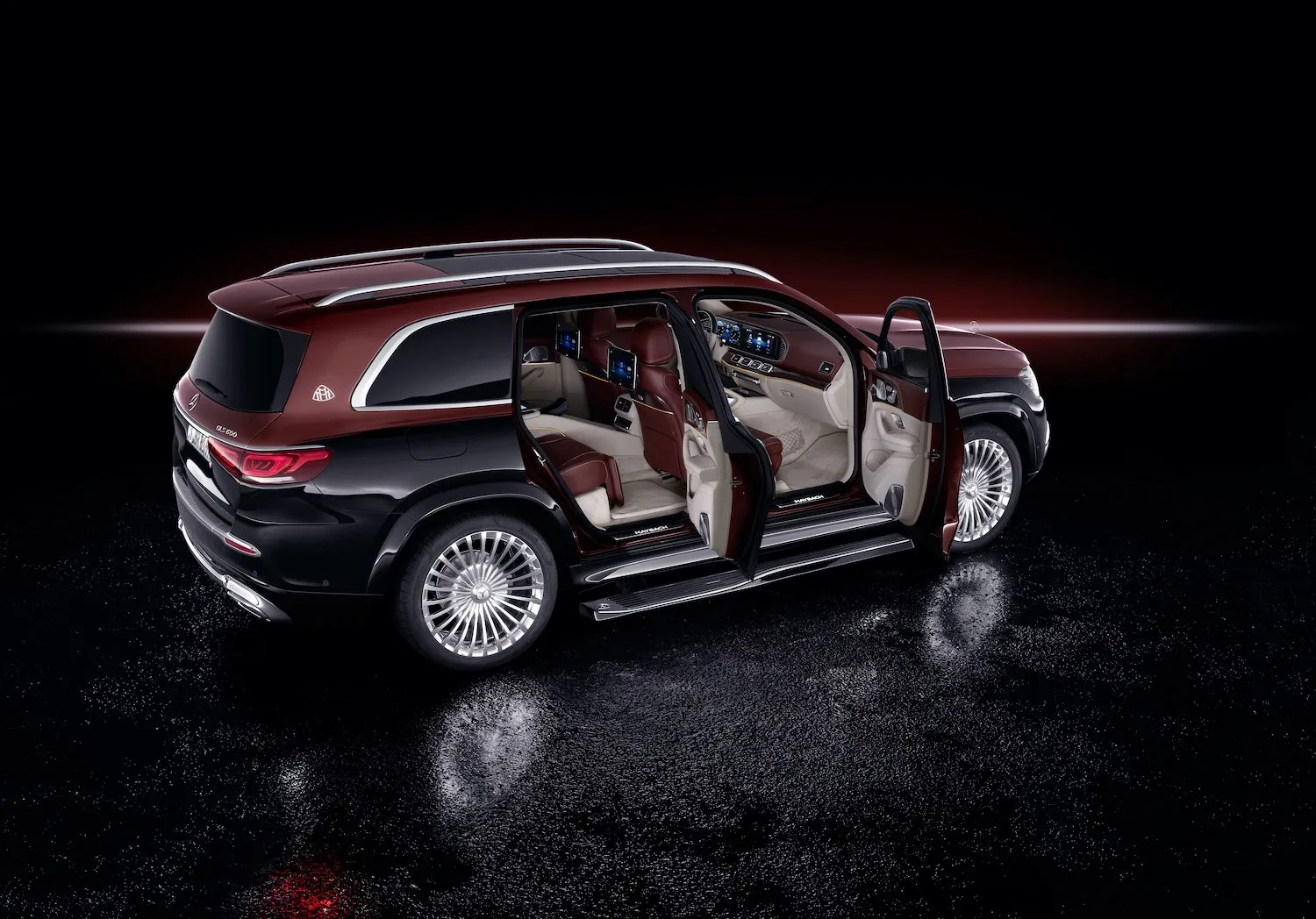 802 400 zł – to cena bazowa, najnowszego modelu Mercedes-Maybach GLS. Ale żeby naprawdę zachwycał, trzeba wydać jeszcze z pół miliona Nigdy nie kupowałem czegoś podobnego, więc nie do końca mam świadomość jakie oczekiwania ma człowiek, który kładzie blisko milion złotych na auto. Ale wydaje mi się, że całkiem spore i chciałby mieć na pokładzie wszystko co najlepsze, szczególnie, że pewnie kwestia pieniędzy jest dla niego drugo-, albo jeszcze dalszo-rzędna. Za 802 400 zł niby dostajesz wszystko, czego potrzebujesz i jeszcze trochę więcej Oczywiście w cenie jest czterolitrowe V8 o mocy 557 KM z dodatkowym 22-konnym wsparciem elektryki. Jest sprint do setki w 4,9 s. co w przypadku ważącego 2,8 klocka wcale nie musi być oczywiste. Lista wyposażenia standardowego jest oczywiście superdługa Ma dokładnie 100 punktów i obejmuje takie elementy jak klimatyzowane fotele z tyłu, pakiet wyciszenia wnętrza, wielokonturowe fotele z funkcją masażu, tablet MBUX z tyłu, uchwyty na napoje z funkcją podgrzewania i chłodzenia, czy system domykania drzwi. Bo skórzane tapicerki, wszystkie możliwe asystenty, pneumatyczne zawieszenie, MBUX z rozszerzoną rzeczywistością do oczywistości. Jednak wciąż można coś dołożyć, np. lakier za stówkę Nie trzeba, bo można wziąć bez dopłaty jakiś metalik, albo za 1694 zł dołożyć biały lakier. Ale można też wydać 98 796 zł na dwukolorowe malowanie w jednej z 7 dostępnych konfiguracji. Można wyjechać z salonu na 22-calowych obręczach z lekkich stopów, ale jeszcze lepiej będzie wyjechać na 23-calowych za 33 873 zł. Można mieć we wnętrzu czarną nappę bez dopłaty, ale czemu nie wybrać kryształowej bieli z palety designu za 76 214 zł? Na pewno warto, szczególnie, że jest dostępna w zestawie z pakietem skórzanym designu za 70 568 zł i pakietem skórzanym designu exclusive za kolejne 33 873 zł, czyli w sumie mamy tapicereczkę za 180 tys. zł. Elementy wykończenia brązowego drewna lipowego za 3 246 zł nie są godne nawet wspominania. Można zostawić system nagłośnienia Burmester, ale można też wydać 22 864 zł na zestaw Burmester® high-end 3D surround. A zawieszenie pneumatyczne wymienić na inteligentny zestaw E-ACTIVE BODY CONTROL, dzięki któremu Maybachem można huśtać prawie jak jakimś lowriderem. Do tego jeszcze parę drobiazgów, typu dwa indywidualne fotele w drugim rzędzie za 21 171 zł, składane stoliki za 10 162 zł, lodówkę na szampana za 6 210 zł i uchwyty na kieliszki za 4 516 zł. Dorzucając takie oczywistości jak ogrzewanie postojowe za prawie 7 tysięcy, hak holowniczy za 5,5 i asystenta manewrowania z przyczepą za 2 oraz szereg drobiazgów w cenach poniżej 5 tys. zł można dobić do prawie 1 300 000 zł. Taki Maybach zużywa średnio 20 litrów paliwa na 100 km i emituje 304 gramy CO2 na kilometr. Widocznie właścicieli takich aut stać na niemartwienie się o środowisko. 