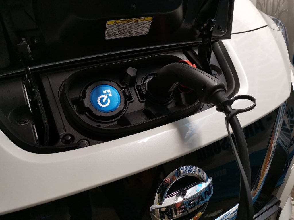 samochód elektryczny w bloku 