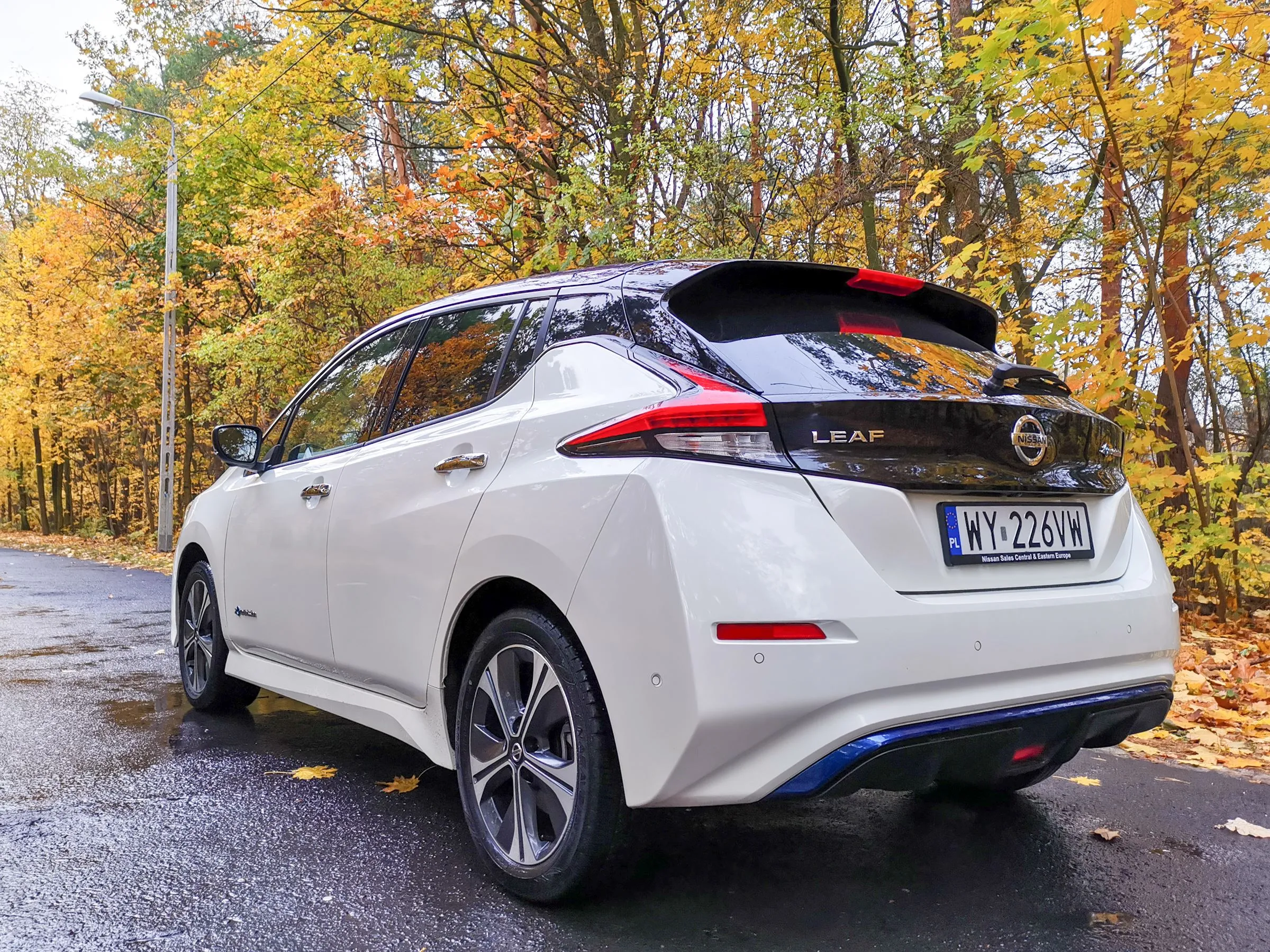 samochód elektryczny w bloku samochody elektryczne import 