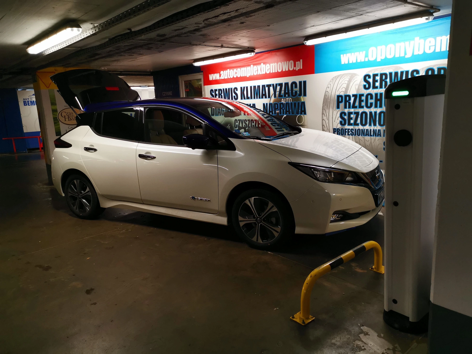 samochód elektryczny w bloku 